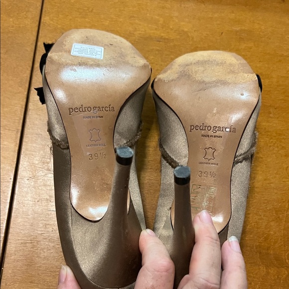 Pedro Garcia Crystal Satin Black and Tan Peep-Toe Heels w/Velvet Bows - Sz. 39.5 - Picture 8 of 9